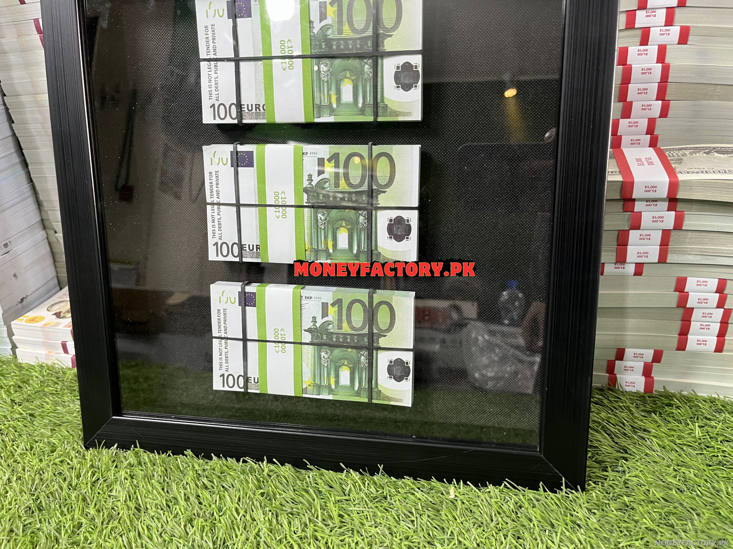 3 Stacks 100 Euros Frame