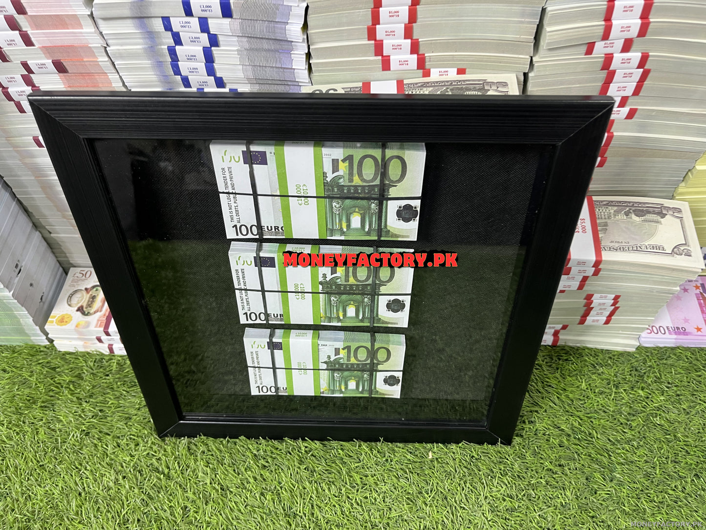 3 Stacks 100 Euros Frame